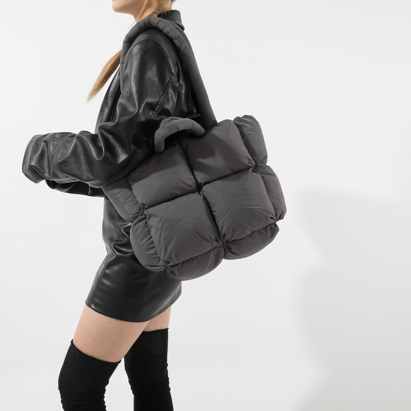 Interior Design Warm - ファッションソフトフグトートバッグデザイナーキルティング女性ショルダーバッグナイロンパッド入り女性ハンドバッグダウンコットン暖かい冬のショッパーバッグ